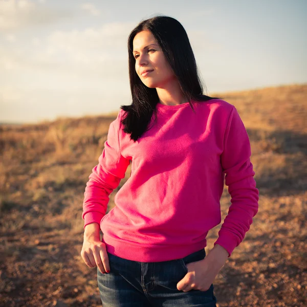 Vrouw genieten van vrijheid en leven op mooie en magische zonsondergang — Stockfoto