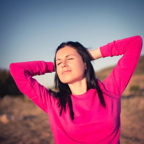 Frau genießt Freiheit und Leben am schönen und magischen Sonnenuntergang — Stockfoto