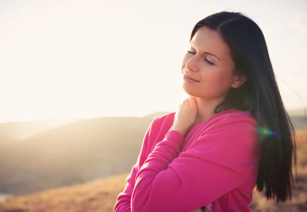 Vrouw genieten van vrijheid en leven op mooie en magische zonsondergang — Stockfoto