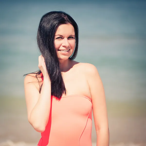 Gülümseyerek mutlu bir kadın. Kumsalda dinlenmek — Stok fotoğraf