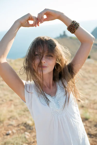 Mujer disfrutando de la libertad y la vida en la hermosa y mágica puesta de sol — Foto de Stock