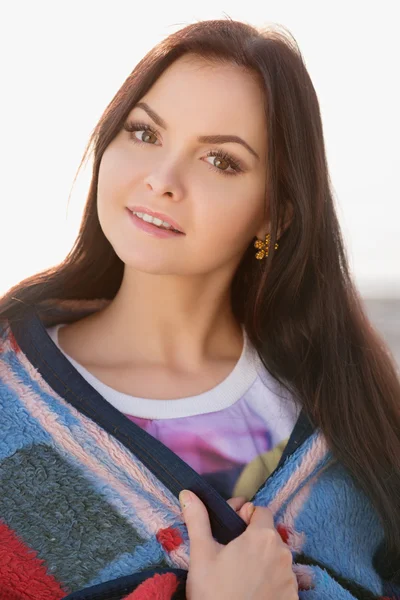 Brunette woman outdoors in check pattern plaid — Stock Photo, Image