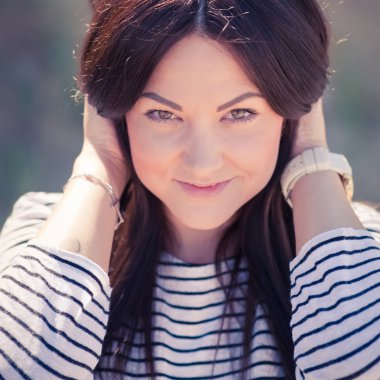 Genç bayan sahilde eğleniyor.