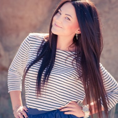 Kumsaldaki güzel esmer kadın