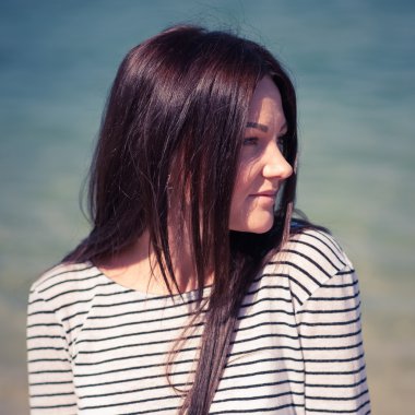 Kumsaldaki güzel esmer kadın