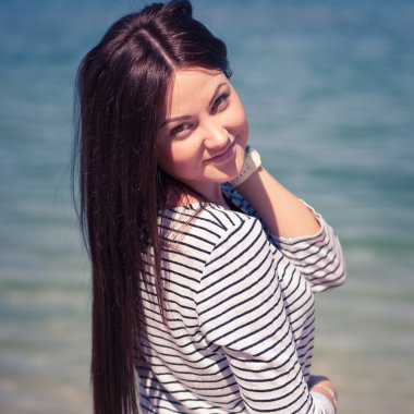 Kumsaldaki güzel esmer kadın