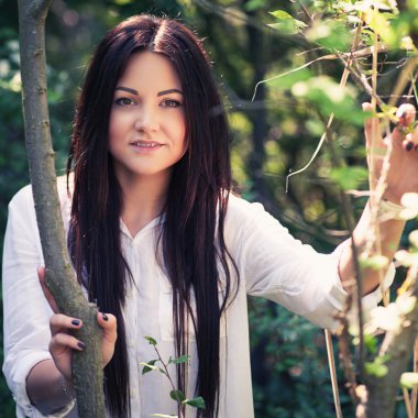 genç güzel kadın pozlar yeşil çalılıkları içinde