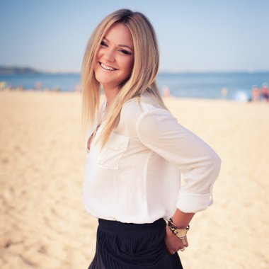 genç güzel kadın bir plajda sarışın pozlar