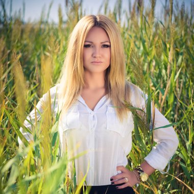 genç güzel kadın teşkil etmektedir yeşil çalılıkları, deve içinde görünüyor