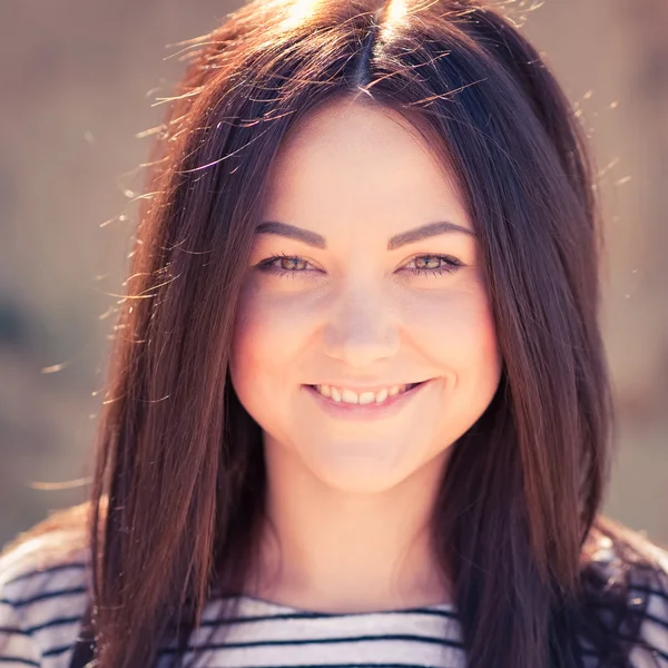 Schöne brünette Frau am Strand — Stockfoto