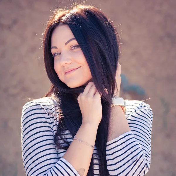 Mooie brunette vrouw op het strand — Stockfoto