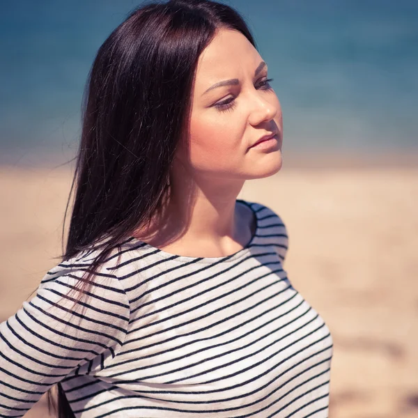 Vacker brunett kvinna på stranden — Stockfoto