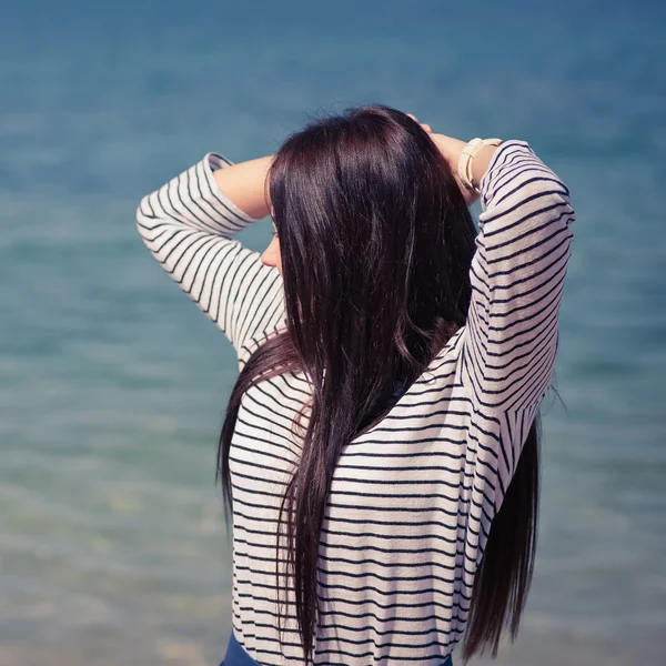 海滩上美丽的黑发女人 — 图库照片