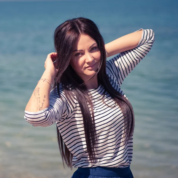 Mulher morena bonita na praia — Fotografia de Stock