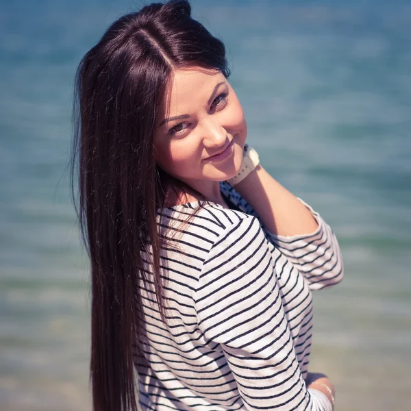 Belle femme brune sur la plage — Photo