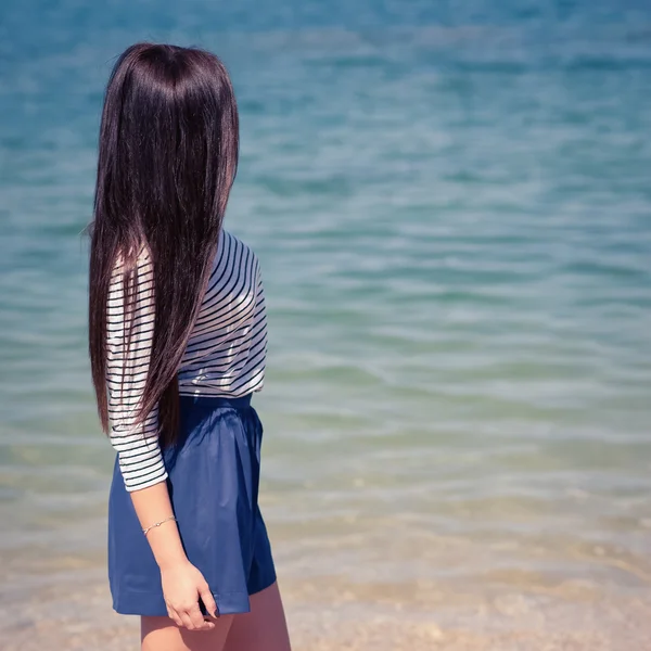Piękna brunetka na plaży — Zdjęcie stockowe