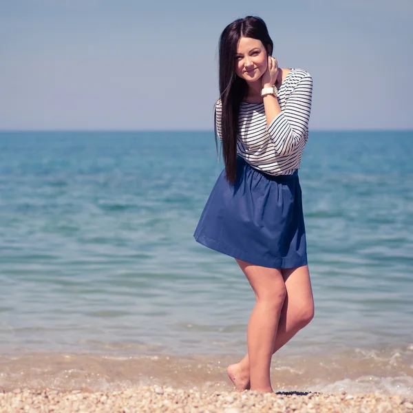 Mulher morena bonita na praia — Fotografia de Stock