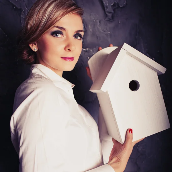 Mooie jonge vrouw houden huis model — Stockfoto