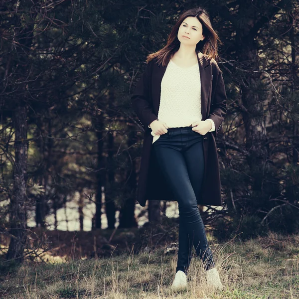 Retrato al aire libre de mujer de moda. estilo instagram filtros — Foto de Stock