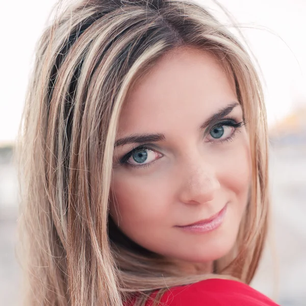 Menina bonita, vestido vermelho, olha para a câmera — Fotografia de Stock