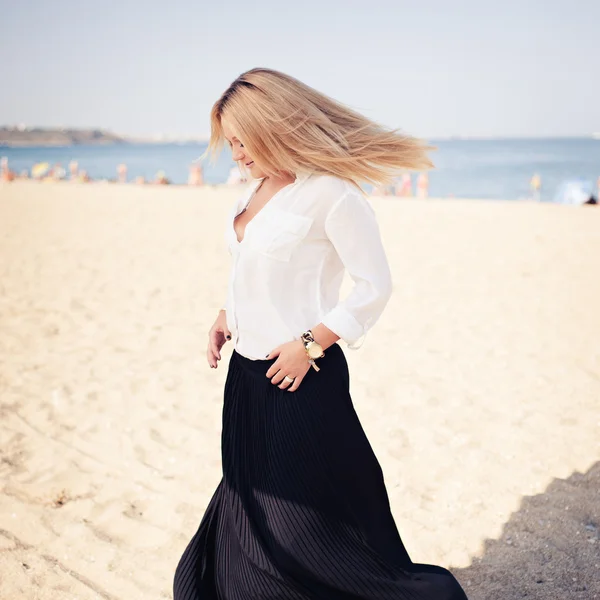 Young beautiful woman blonde poses on a beach — Stock Photo, Image