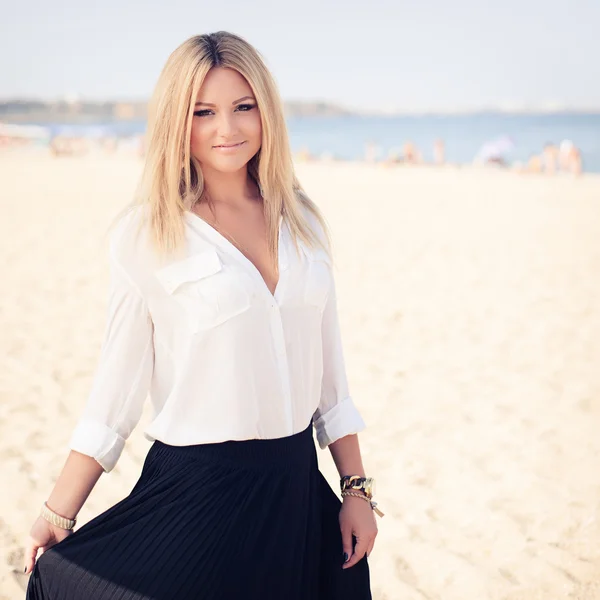 Joven hermosa mujer rubia posa en una playa —  Fotos de Stock