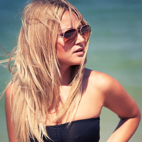 Mooie sexy stijlvolle blond Kaukasische jonge vrouw model — Stockfoto