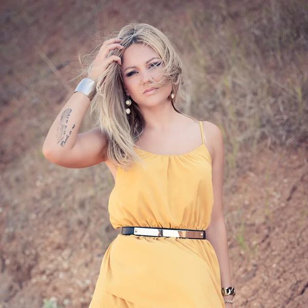 Porträtt av den sexuella blondin i ett guld klänning — Stockfoto