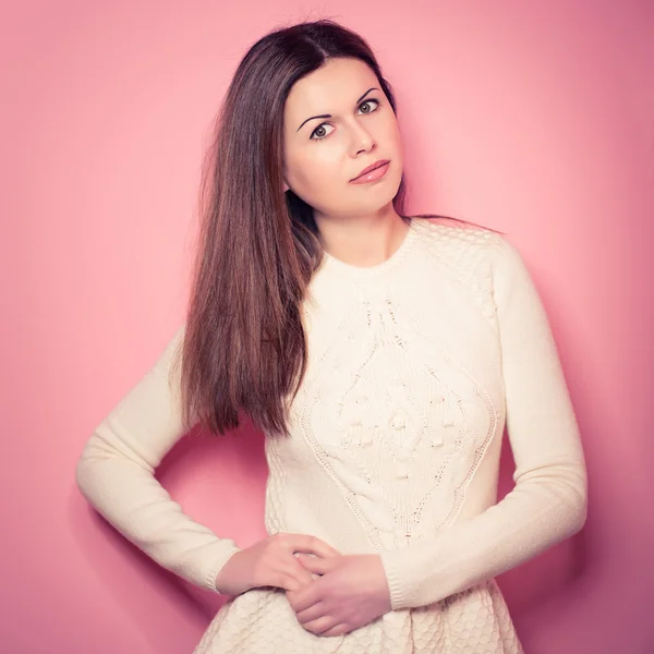 Schöne, junge Frau posiert im Studio — Stockfoto