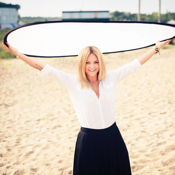 Молода красива жінка блондинка позує на пляжі — стокове фото