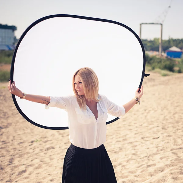 Jonge mooie vrouw blonde houdingen op een strand — Stockfoto