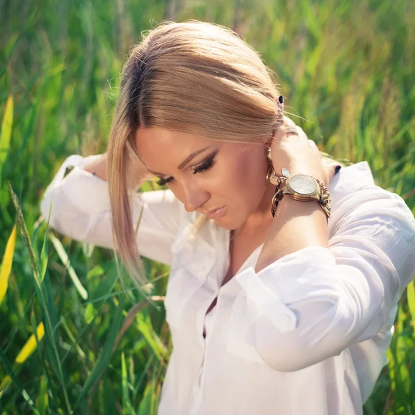 Joven hermosa mujer poses en verde matorrales —  Fotos de Stock