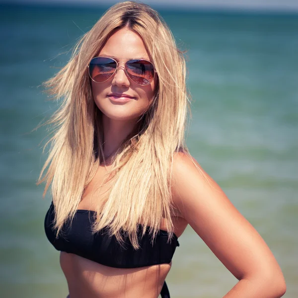 Mooie sexy stijlvolle blond Kaukasische jonge vrouw model — Stockfoto