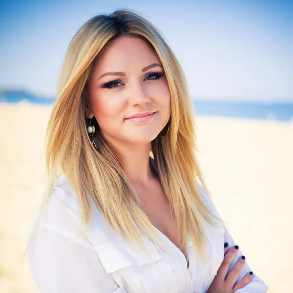 Młoda kobieta piękna blondynka pozuje na plaży — Zdjęcie stockowe