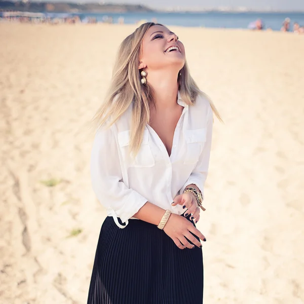 Giovane bella donna bionda posa su una spiaggia — Foto Stock