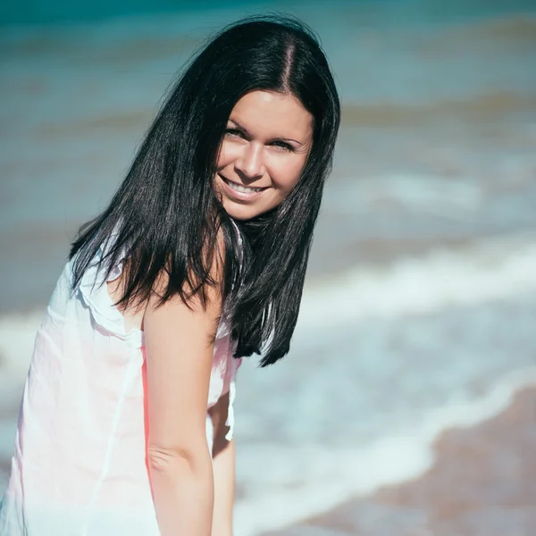 Gülümseyerek mutlu bir kadın. Kumsalda dinlenmek — Stok fotoğraf