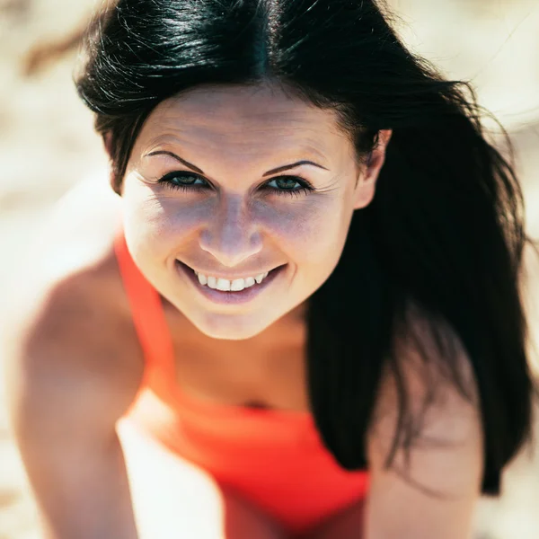 Gelukkige vrouw die lacht. rusten op een strand — Stockfoto