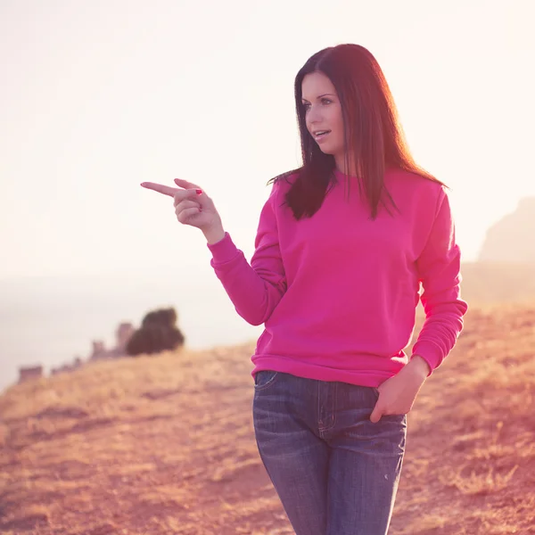 Vrouw genieten van vrijheid en leven op mooie en magische zonsondergang — Stockfoto