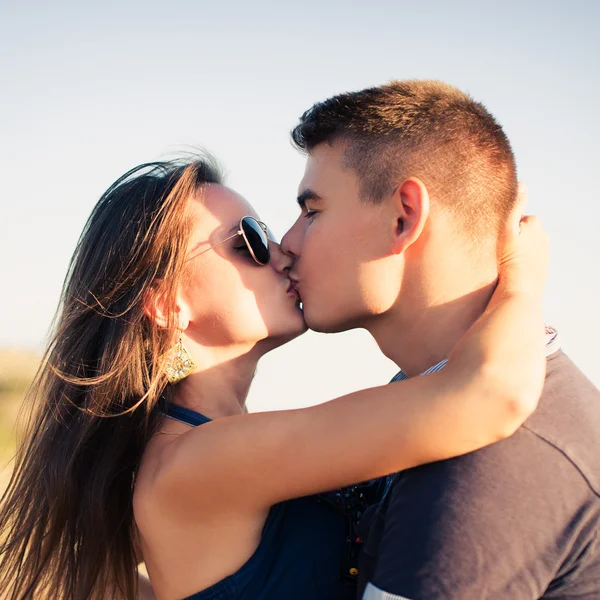 Молодая пара в любви на открытом воздухе — стоковое фото