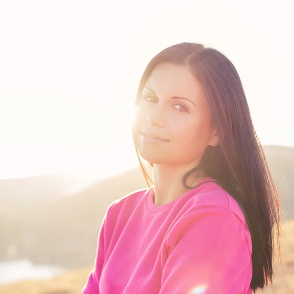 Beautiful, young woman walks — Stock Photo, Image