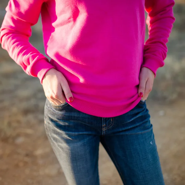 Mãos nos bolsos, menina atraente em jeans — Fotografia de Stock