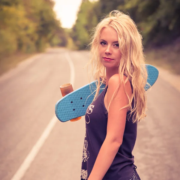Gadis cantik hipster dengan skateboard di sore hari — Stok Foto