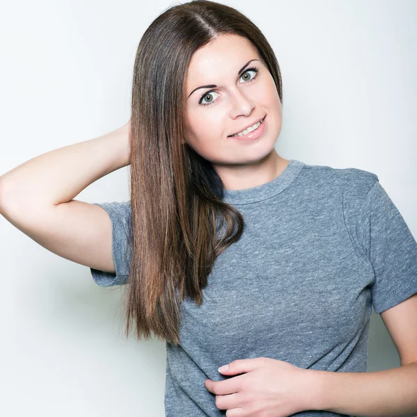 Mooie jonge vrouw die lacht op witte achtergrond. — Stockfoto