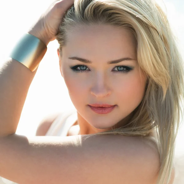 Young beautiful woman blonde poses on a beach — Stock Photo, Image