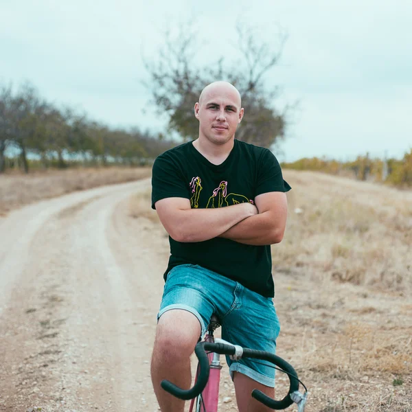 Хипстерский молодой человек на велосипеде — стоковое фото