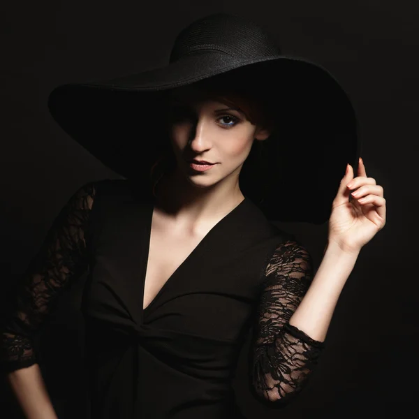 Porträt eines sehr schönen Mädchens mit Hut — Stockfoto