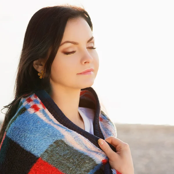 Brunette vrouw buitenshuis in selectievakje patroon plaid — Stockfoto