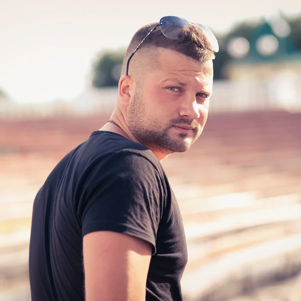 Retrato de um homem bonito — Fotografia de Stock