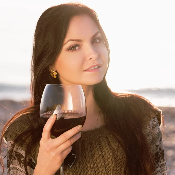 Vacker ung kvinna som håller glas rött vin — Stockfoto