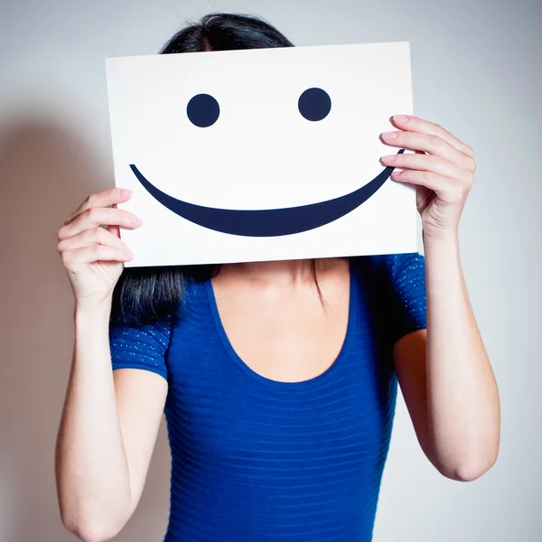 Jeune femme tient un sourire Images De Stock Libres De Droits